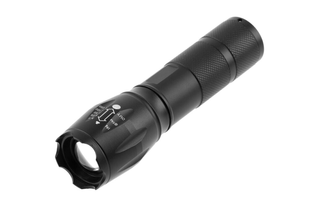 LED flashlight on 3xAAA batteries with SOS function and zoom, 5 W, 300 lm, 6400K, 200 m, IP44