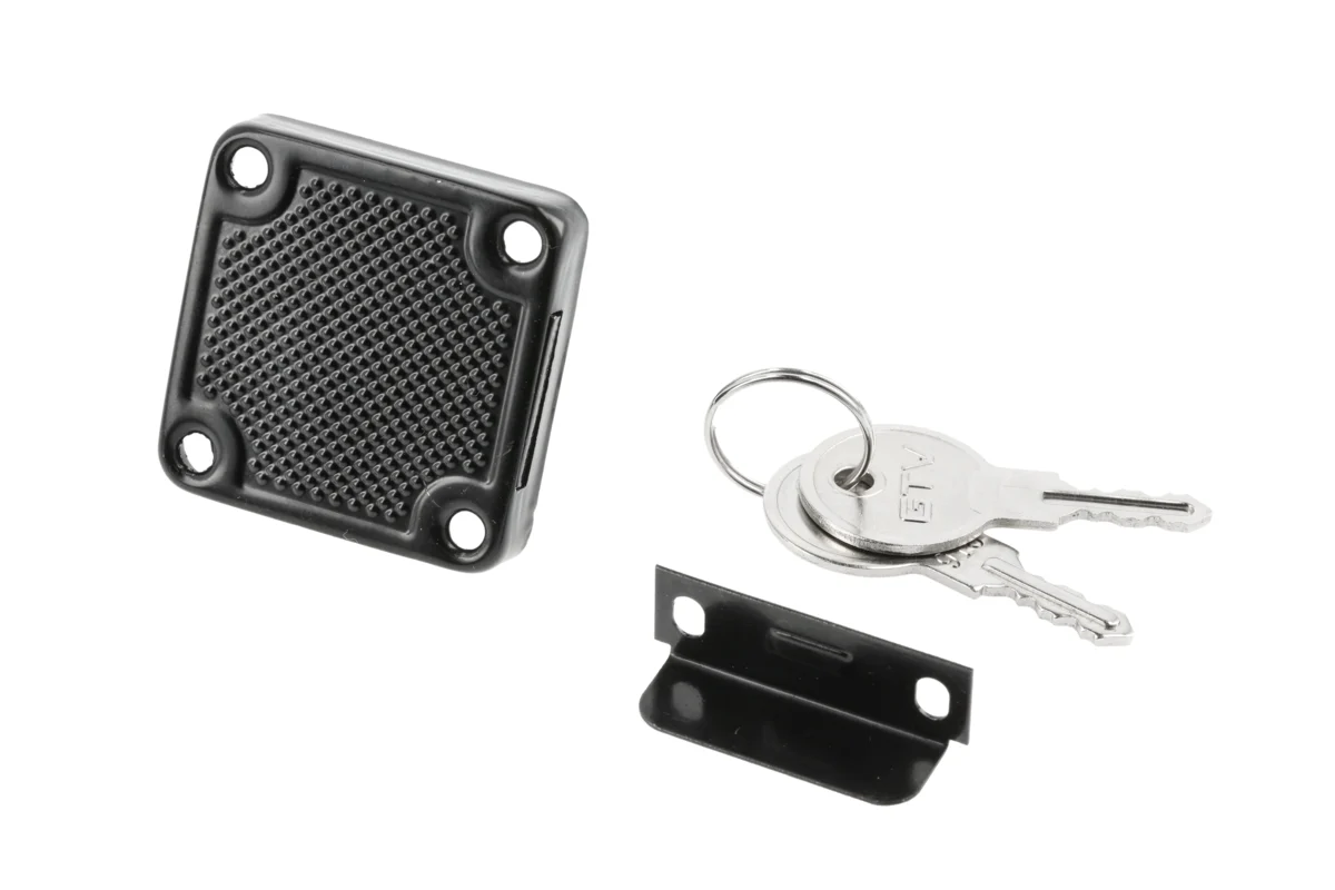 Square 138 (chrome) steel lock, steel key, black, new version